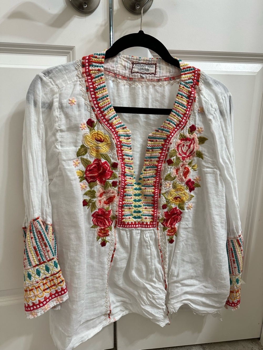 Johnny Was Embroidered White Women’s Peasant Top with Multicolor Floral Accents
